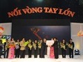 Domestic and international donors raised the amount of VND6,3 trillion to support the nation's poor, through the live telethon Noi Vong Tay Lon (Joining the Great Fold). (Photo:VTV) Domestic and international donors raised the amount of VND6,3 trillion to support the nation's poor, through the live telethon Noi Vong Tay Lon (Joining the Great Fold). (Photo:VTV)